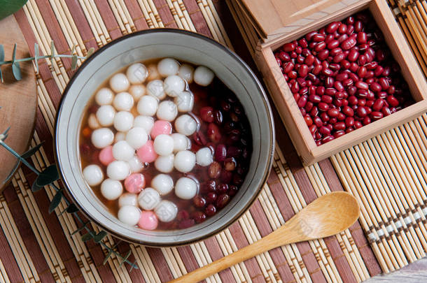 中国的糯米球，中国人在元宵节、中国结婚日和<strong>冬至</strong>节上吃中式甜食