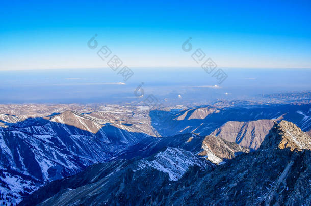 哈萨克斯坦阿拉姆特市附近的天山，阳光灿烂，阳光灿烂。中亚攀爬、远足和远足的最佳地点.