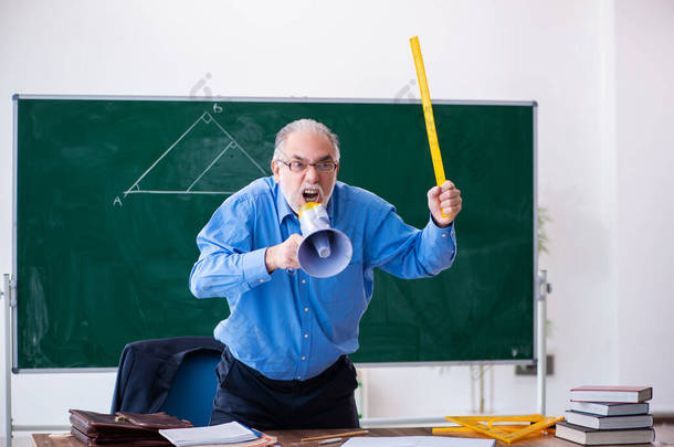 愤怒的老年男性<strong>数学老师</strong>拿着扩音器