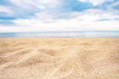 热带夏季沙滩和落日余晖背景，复制空间.