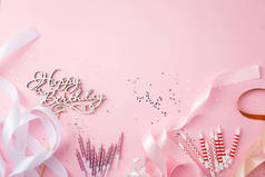 粉红快乐生日概念背景及蜡烛和蛋糕顶盖的俯视图