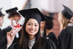 持有大学毕业文凭的积极亚裔学生