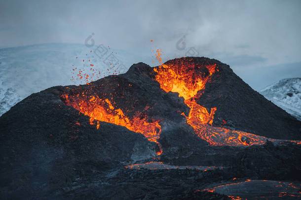 2021年冰岛火山爆发。Fagradalsfjall火山位于Grindavik和Reykjavik附近的Geldingadalir山谷。从火山口喷出的热熔岩和<strong>岩浆</strong>.