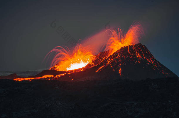 2021年冰岛火山爆发。Fagradalsfjall火山位于Grindavik和Reykjavik附近的Geldingadalir山谷。从火山口喷出的热熔岩和<strong>岩浆</strong>.