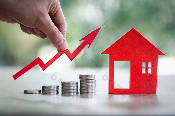商人持有的图表超过了不断增长的房屋迷你。房地产投资和住房抵押贷款金融概念、投资财产、房地产、储蓄.