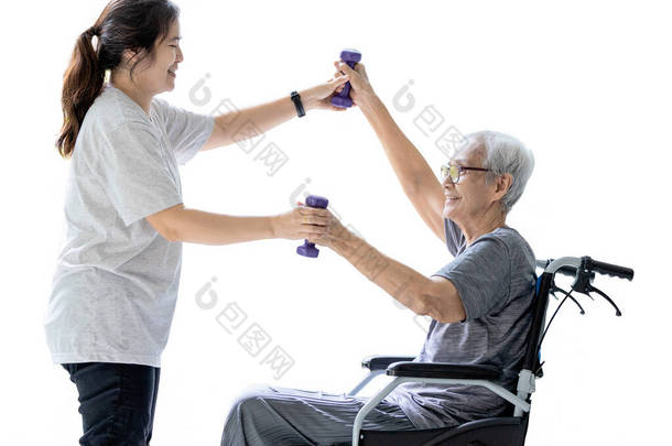 快乐的老年女性喜欢与哑铃一起锻炼，在康复过程中微笑的老年人正在为健康和力量做物理治疗，孤独的白人背景，健康的生活方式和健康的保健观念