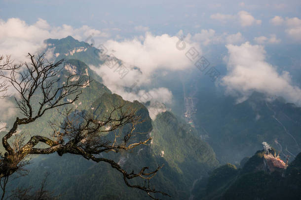 中国张家界市天门山风景秀丽。中国湖南省张家界市天门山旅游目的地