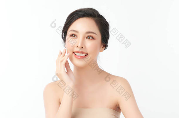 年轻<strong>美丽</strong>的亚洲女人，有着洁白的背景、脸蛋护理、面部护理、<strong>美容</strong>美发、<strong>美容</strong>美发、水疗、亚洲女性肖像.