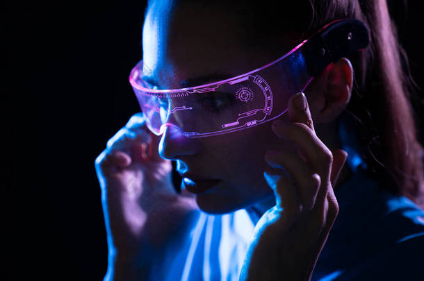 一个年轻女子用未来派数码护目镜的画像