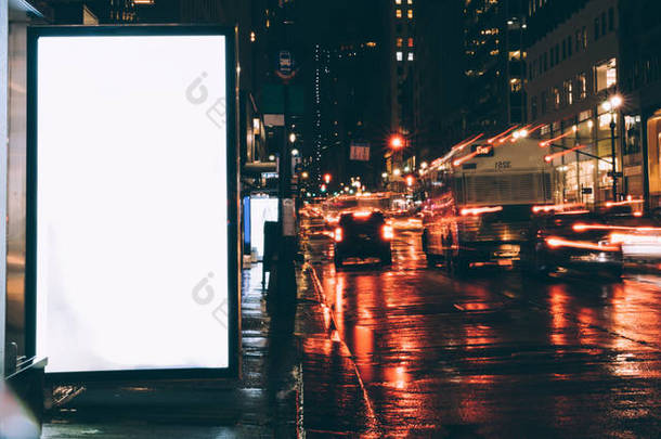 雨夜公交车站广告牌,空白复制空间屏幕,用于广告或宣传内容,空装灯箱信息,空白显示在城市街道与灯光