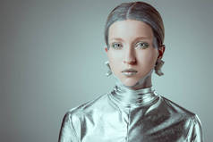 未来主义的银色女性机器人看在灰色, 未来技术概念隔离的照相机