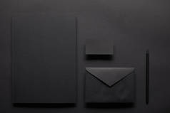 黑色模拟与笔记本和卡在黑色背景上的组合