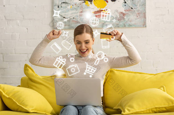 一个快乐的女孩拿着<strong>信用卡</strong>，看着家里的笔记本电脑，几乎是图片说明