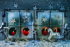 插着红蜡烛户外与雪的大气圣诞节窗口。.