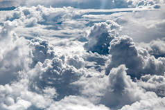 洁白的云朵，查看从空中飞机窗口