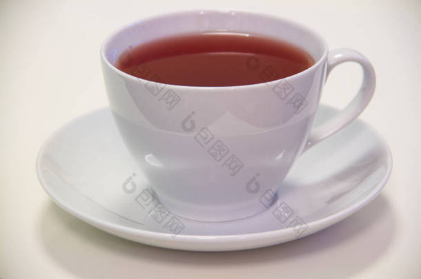 一杯新<strong>鲜</strong>的茶。红绿茶或水<strong>果茶</strong>。适用于早餐或下午茶时间。在一个白色的杯子和茶托里.