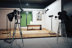 电影工作室办公装饰品与老式电影摄影机