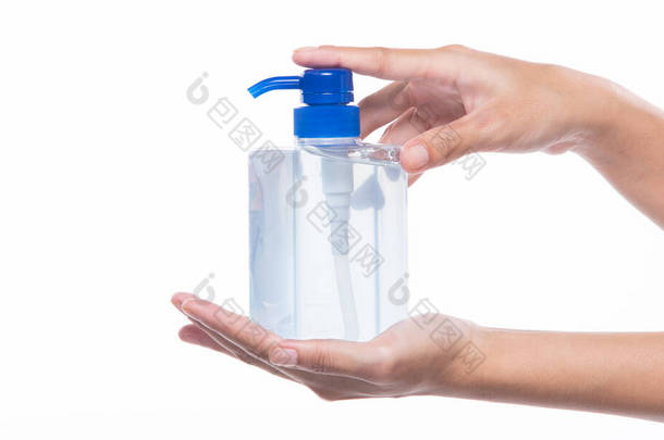 Covid-19概念提出后，妇女双手托着70%凝胶抽水机喷雾器酒精瓶清洗和保护考罗纳威斯免受载体的侵害，分离出白色背景