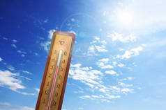 汞温度计。夏季热或全球变暖的气候变化概念.