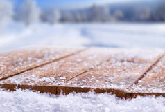 木桌上覆盖着雪的圣诞节, 冬天和 s