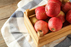 在桌上的木盒成熟多汁的苹果