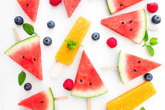 夏日模式西瓜片冰棒和浆果