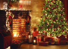 内部的圣诞节。 魔法之树，壁炉，达尔里的礼物