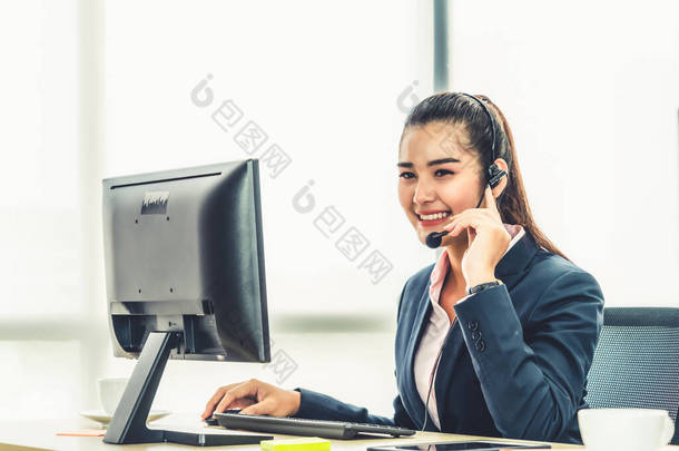 戴着耳机在办公室工作以支持远程客户或同事的商务人士。呼叫中心、电话营销、客户支持<strong>代理</strong>提供电话视讯电话会议服务.