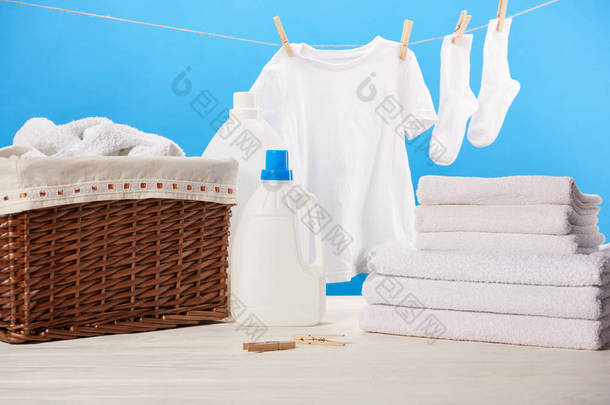 塑料容器, 配有<strong>洗衣液</strong>体、<strong>洗衣</strong>篮、一堆毛巾和干净的蓝色白色衣服