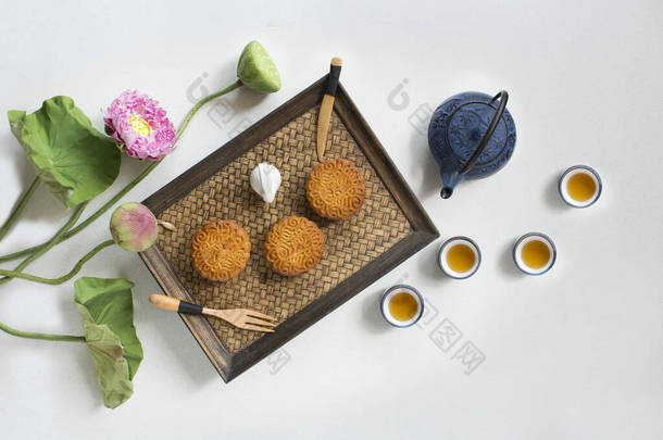 平平静静地躺在中秋节的月饼茶、食品和饮料的白色质感背景下.