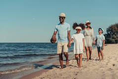 在沙滩上行走的非洲裔美国家庭