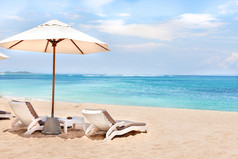 沙滩边休息椅、 遮阳伞在沙滩上