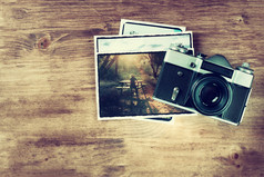 顶视图的旧的老式相机和木制的棕色背景图片.