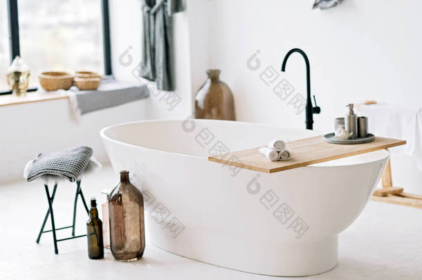 白色的现代浴室在当代公寓具有时尚的阁楼风格室内设计,<strong>家居装饰</strong>.软性选择性重点.