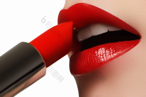 极端紧靠模型应用的红色<strong>唇膏</strong>。化妆。专业时尚复古化妆。红色的<strong>唇膏</strong>