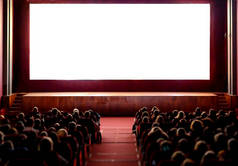 在电影礼堂与空的白色屏幕的人.