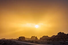 中国甘肃省敦煌油塘国家地质公园日落时, 在戈壁沙漠中部的公路上行驶