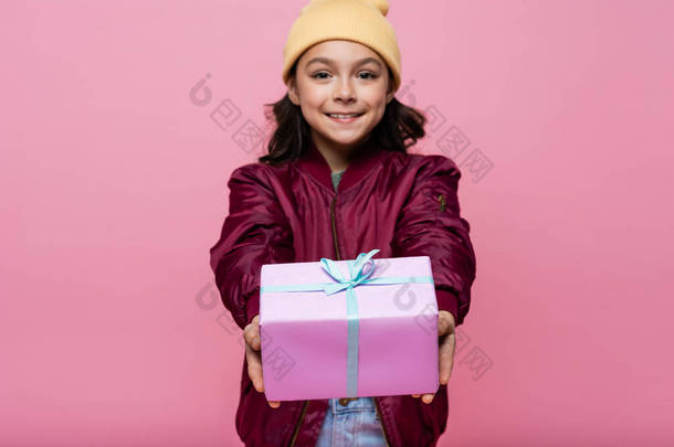 穿着时髦服装的少女时代快乐的女孩，手里拿着用粉色包裹的礼物