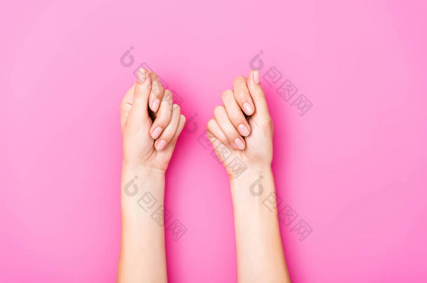 粉红底纹指甲油涂在手上的女手头像