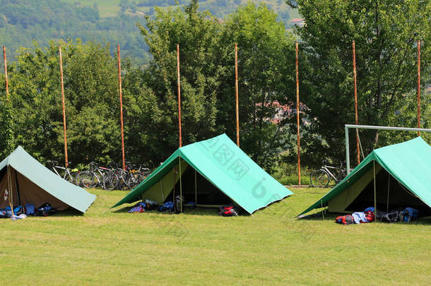三个绿色的帐篷, 由<strong>童子</strong>军在草地上过夜