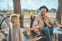 美丽的情侣, 酒杯在海边野餐时谈话