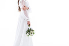 传统礼服新娘的裁剪视图与婚礼花束, 在白色被隔绝