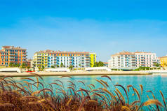 五颜六色的海滨建筑在卡塔尔珍珠的 qanat quartier 风格的威尼斯风格