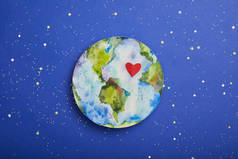 行星图片的顶视图与心脏标志在紫罗兰色背景与星, 地球天概念
