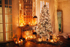 温馨舒适的夜晚在豪华的圣诞房间室内设计，圣诞树装饰着彩灯，礼物玩具，蜡烛，灯笼，车库照明壁炉，假日客厅。新年假期