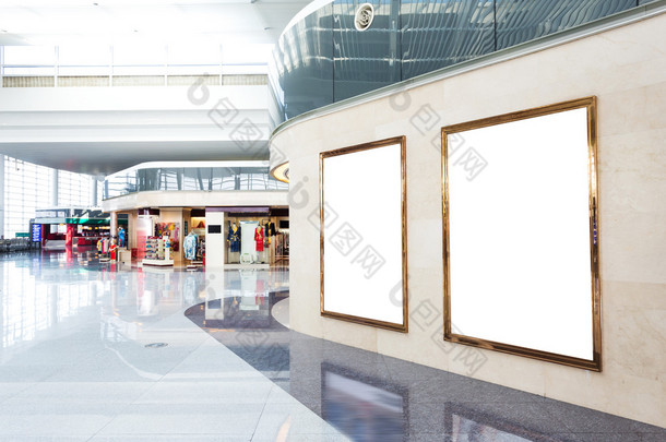 空白海报板墙在现代购物中心
