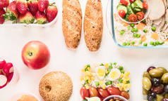 健康的午餐盒, 配有水果蔬菜米饭和沙拉。健康食品概念