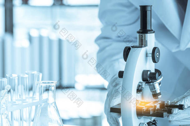 科学家用显微镜检查细菌，科学家用设备和科学实验，细菌专家在实验室里工作和测试.
