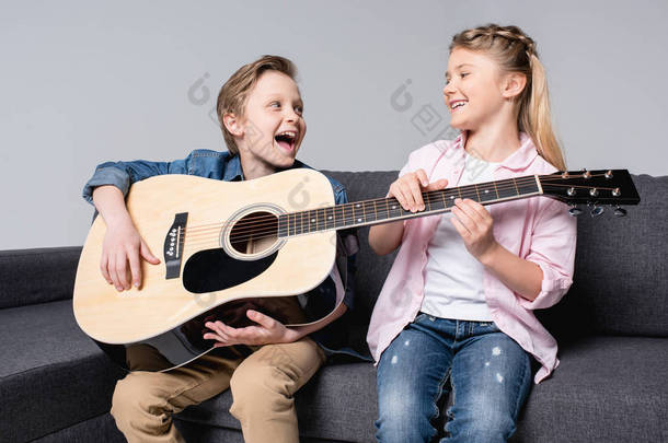 兄弟姐妹一起玩吉他