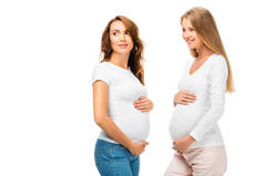 两个美丽的快乐快乐的孕妇摆在白色孤立